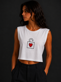 Top Crop Donna “Unlocked Heart” – Canotta Bianca Minimal con Stampa Cuore
