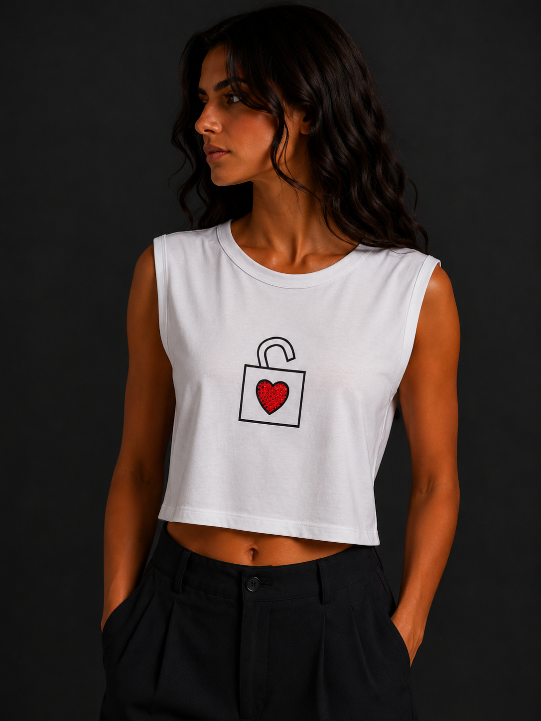 Top Crop Donna “Unlocked Heart” – Canotta Bianca Minimal con Stampa Cuore